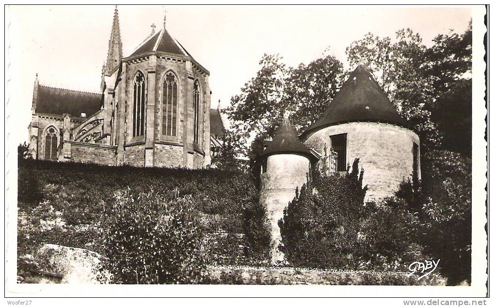 CPSM Dentelé Noir Et Blanc: QUINTIN  Abside De La Basilique - Quintin