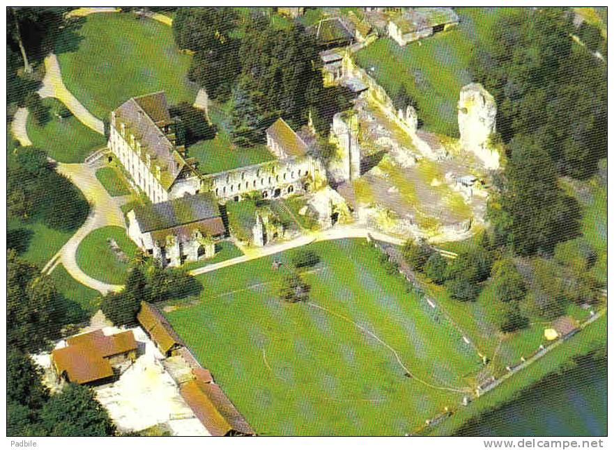 Carte Postale 27.  Lyons-la-Foret  Et L'Abbaye De Mortemer   Vue D´avion  Trés Beau Plan - Lyons-la-Forêt