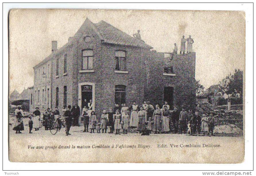 C4216 - Vue Avec Groupe Devant La Maison Comblain à Fafchamps BLEGNY - Blegny