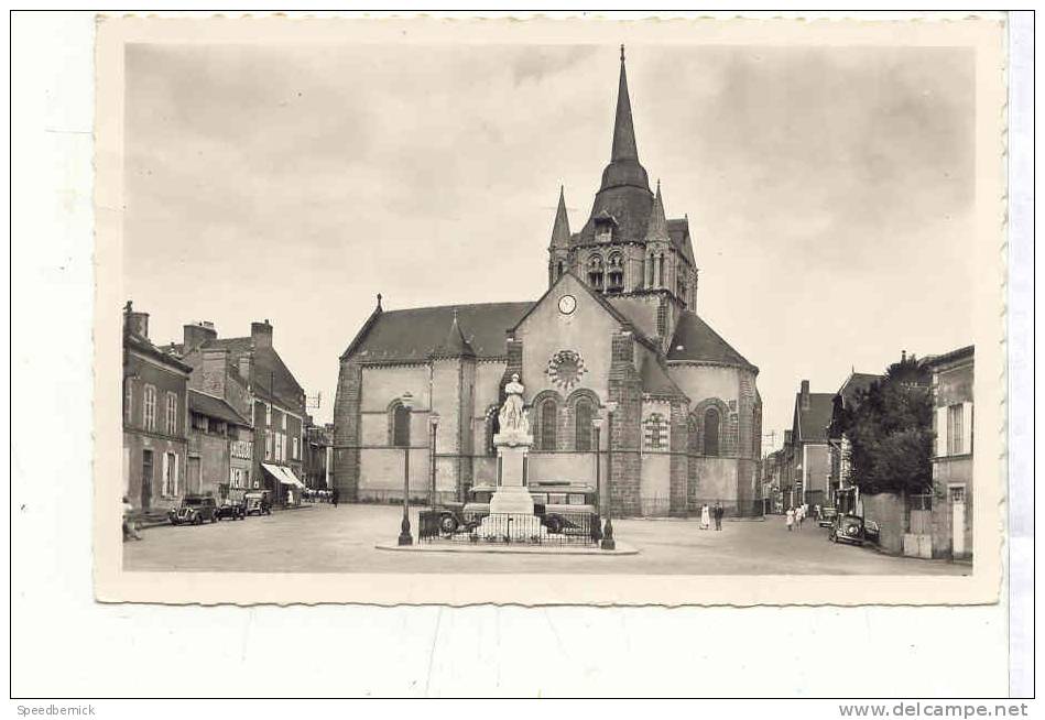 10281 Fresnay Sur Sarthe. La Place Et L'eglise . 7494 Dolbeau . Vieille Voiture Autocar - Autres & Non Classés