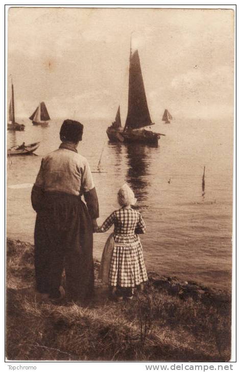 Carte Postale Pays Bas Volendam Port Mer Bateaux Voiliers Petite Fille En Habit Traditionnel Op Den Ultkijk - Volendam