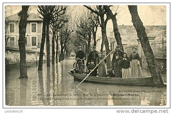 CPA 94.-BRY-sur-MARNE.-Innondations De 1910.-Rue De La Pépinière.-Barque Bien Animée-(qsd 227) - Bry Sur Marne