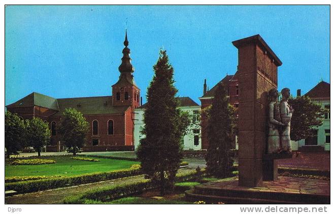 Meerhout Kerk En Oorlogsstanbeeld - Meerhout