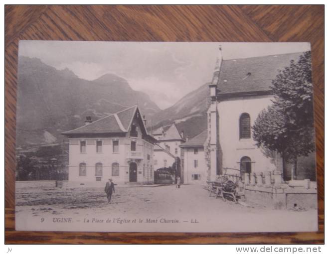 Ugine - La Place De L'église Et Le Mont Charvin - Ugine