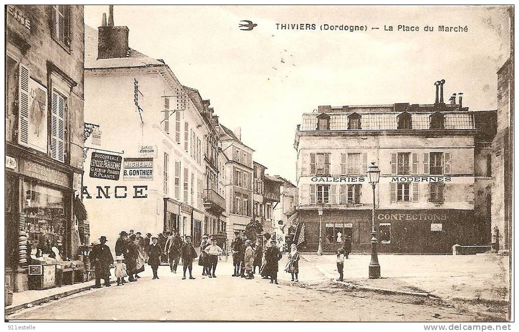 24   Thiviers -   La Place Du Marché - Thiviers