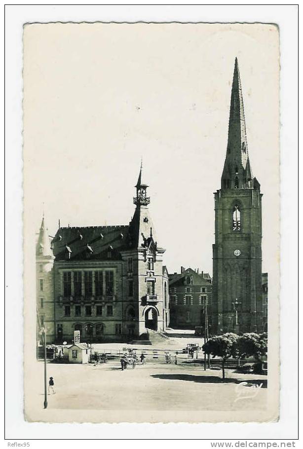 REDON - L'hôtel De Ville, L'Eglise Et La Tour Isolée - Redon