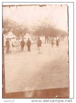 PHOTO - MILITAIRES DEVANT DES TENTES - Guerre, Militaire