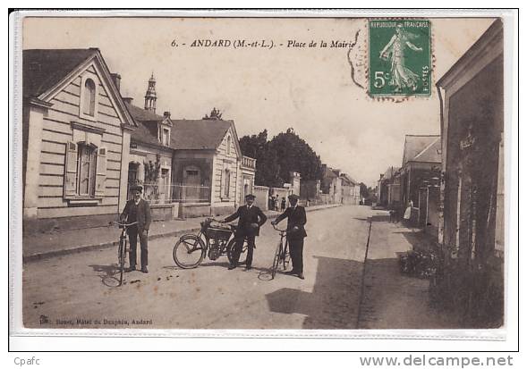 Andard : Place De La Mairie , Moto En Gros Plan ! - Autres & Non Classés