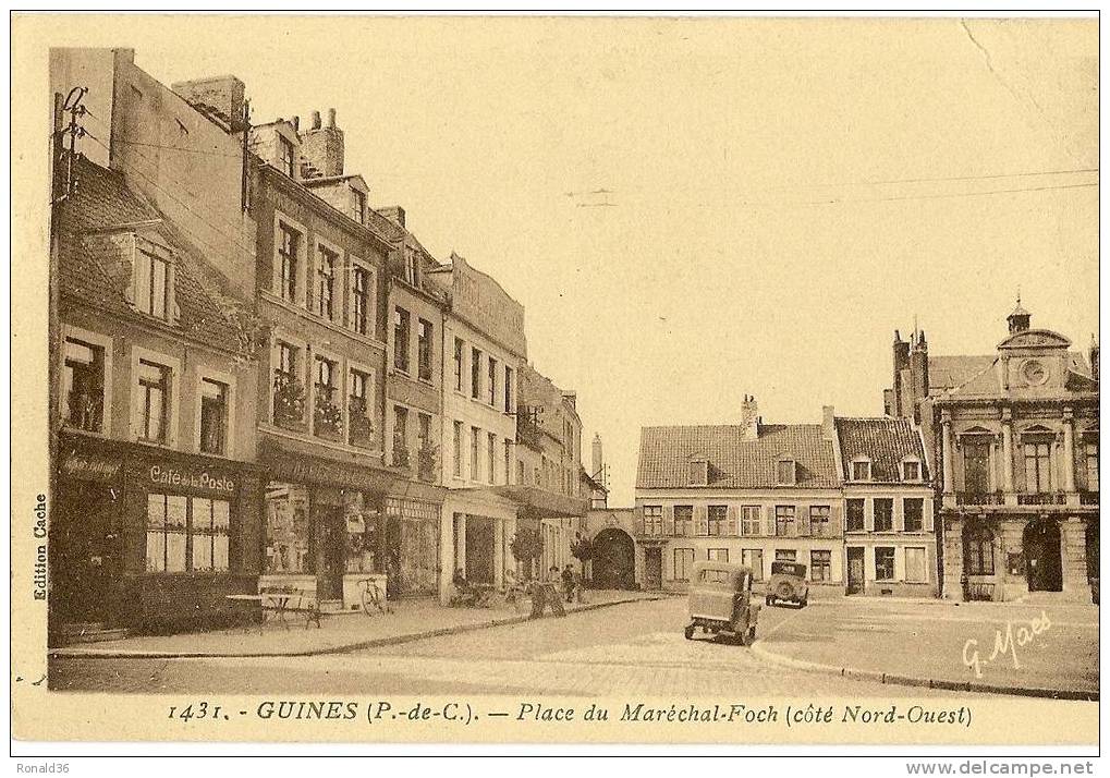 CP 62 GUINES Place Du Maréchal Foch (coté Nord Ouest)(auto, Café De Poste) - Guines