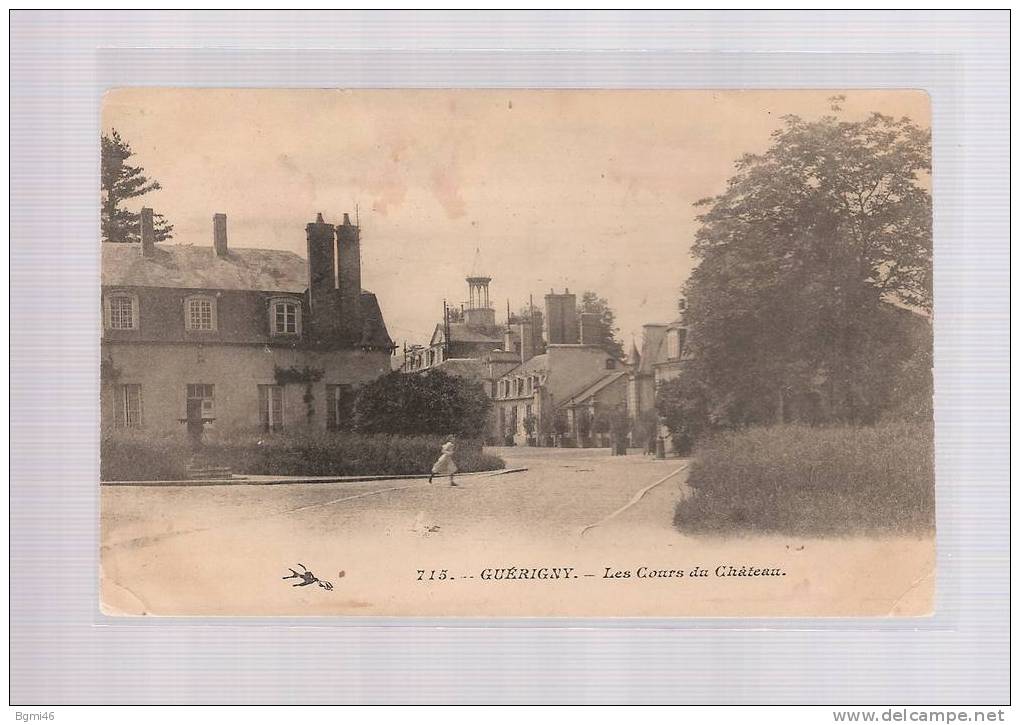 CPA..( 58 )..GUERIGNY  : Les Cours Du Chateau - Guerigny