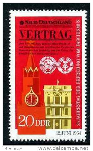 DRAPEAU / LIBERATION DU FASCISME   /  COUPURE DU QUOTIDIEN  JOURNAL / TIMBRE ALLEMAGNE - Stamps