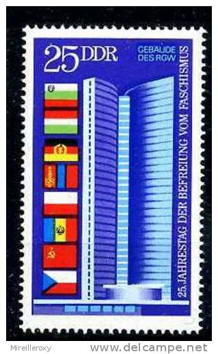 DRAPEAU / LIBERATION DU FASCISME   /  COUPURE DU QUOTIDIEN  JOURNAL / TIMBRE ALLEMAGNE - Postzegels