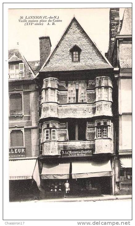 22 - LANNION -  Vieille Maison Place Du Centre (XVIe Siècle)    - Magasin "A La Maison Du Chapelier" - Lannion