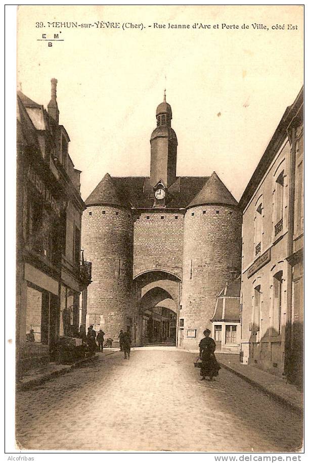 18 Cher CPA Mehun Sur Yèvre Rue Jeanne D'Arc Porte De La Ville Animée Commerce - Mehun-sur-Yèvre