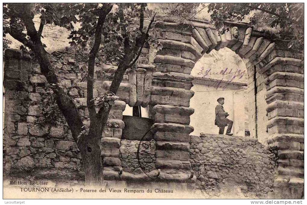 Poterne Des Vieux Remparts Du Château - Tournon