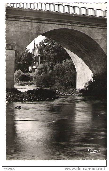 CPSM Dentelé Noir Et Blanc: SAINT FLORENT SUR CHER Perspective Sur Le Chateau - Saint-Florent-sur-Cher