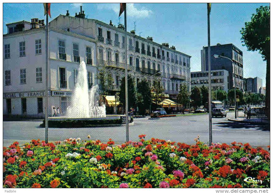 Carte Postale  83.  Draguignan Boulevard Clélenceau Et Le Crédit Commercial De France Trés Beau Plan - Draguignan