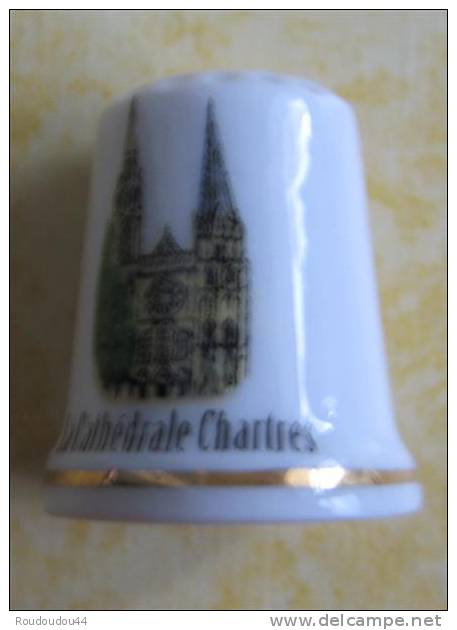 Dé à Coudre De Collection En Porcelaine - LA CATHEDRALE DE CHARTRES - - Dedales