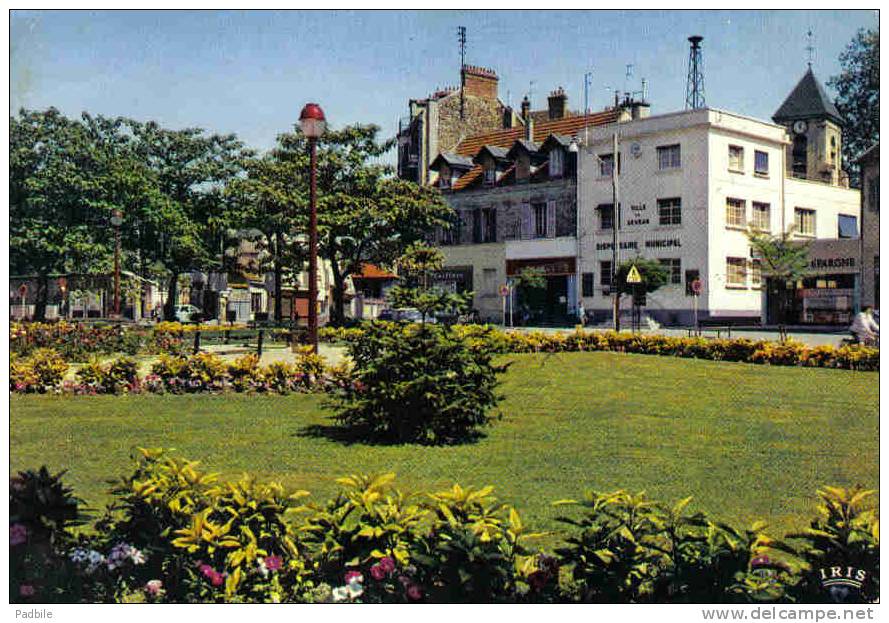 Carte Postale 93.  Sevran Caisse D'Epargne Place Gaston Bussière Trés Beau Plan - Sevran