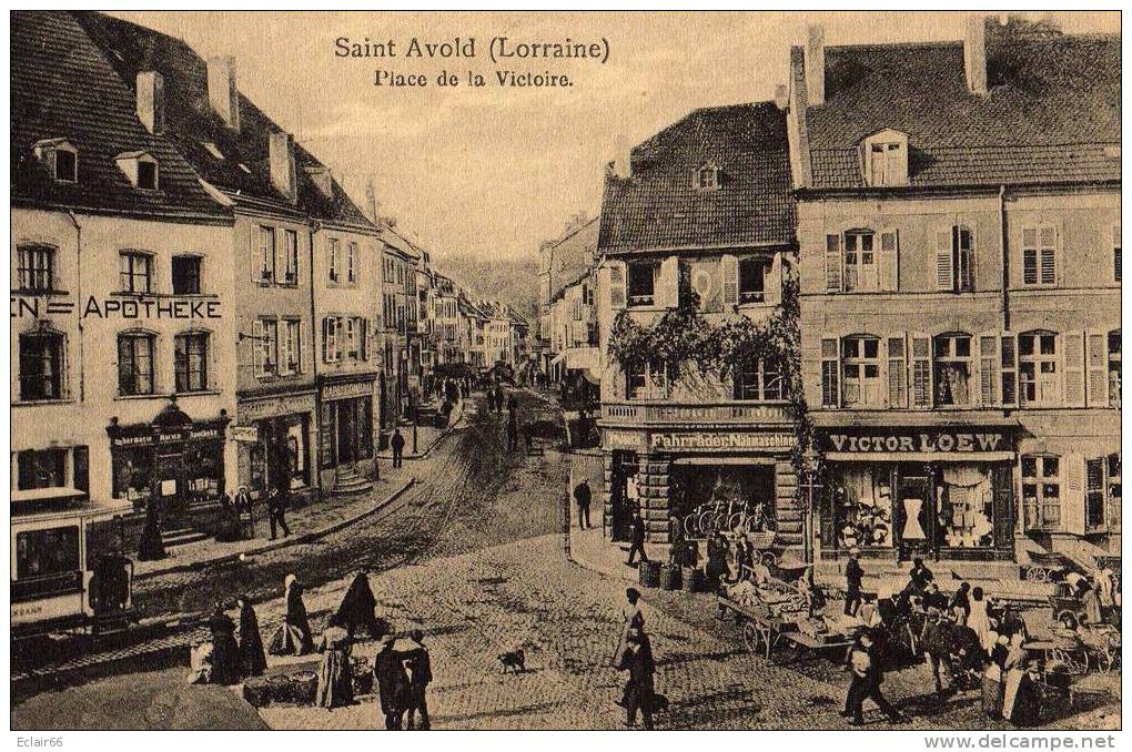 57  SAINT-AVOLD - Place De La Victoire   Année 1925  Le Marché  Le Tramway Nombreux Magasins  Animation - Saint-Avold