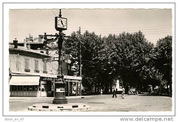 {27243} 13 Bouches Du Rhône Aubagne , Le Cours Maréchal Foch ; Animée , Commerces ; Bar ; Citroën Traction - Aubagne