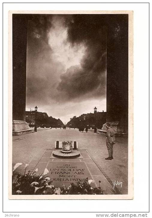 Paris: La Tombe Du Soldat Inconnu Sous L' Arc De Triomphe (08-1077) - Paris (17)