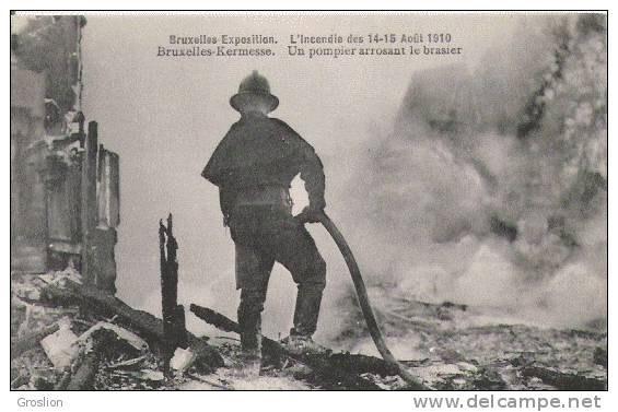 BRUXELLES EXPOSITION L'INCENDIE DES 14 15 AOUT 1910 UN POMPIER ARROSANT LE BRASIER - Sapeurs-Pompiers