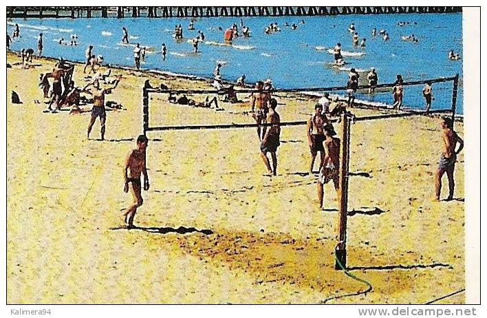 CALVADOS  /  COURSEULLES-sur-MER  /  LA  PLAGE  ( Match De BEACH-VOLLEY , à Droite = VOLLEYBALL ) - Pallavolo