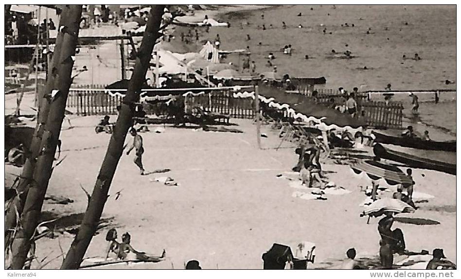 LA CÔTE D´AZUR / GOLFE-JUAN ( Alpes-Maritimes )/ LA PLAGE  ( Filet De BEACH-VOLLEY , à Droite = VOLLEYBALL , Années 50 ) - Pallavolo