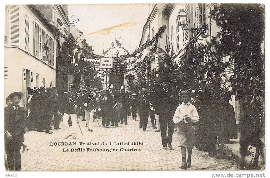 91 --- DOURDAN --Festival Du 1er Juillet 1906 -- Le Défilé Faubourg De Chartres --- - Dourdan