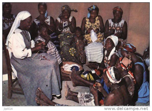 BURKINA FASO - CENTRE SOCIAL DE OUAGADOUGOU (belle Animation Scène De Couture Tricot) - Burkina Faso