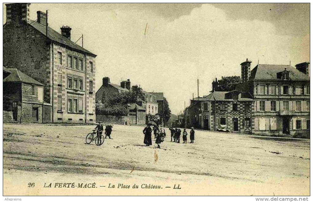 CPA 61 : LA FERTE MACE   La Place Du Chateau  Animée    A VOIR  !!! - La Ferte Mace