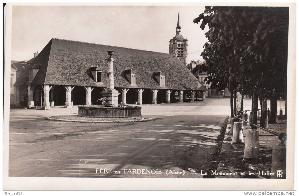 Fère En Tardenois   -   Le Monument Et Les Halles - Fere En Tardenois