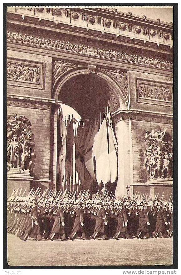 DF / 75   PARIS  ARC DE TRIOMPHE   ARMEE   SAINT-CYRIENS DEFILANT DEVANT LE SOLDAT INCONNU - Reggimenti