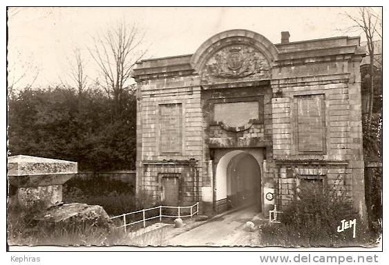 17 - MAUBEUGE : La Porte De Mons - Edit. J. Mercier - Haumont (Nord) - Maubeuge