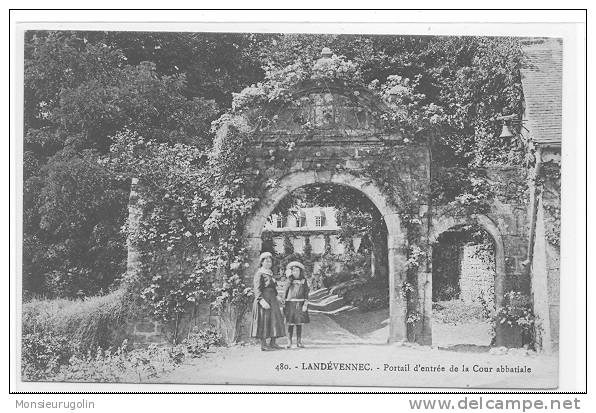 29 )) LANDEVENNEC, Portail D'entrée De La Cour Abbatiale, N° 480, ANIMEE - Landévennec