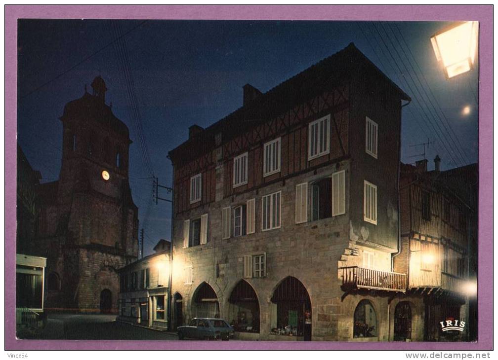 FIGEAC - La Place Et L´Eglise Saint-Sauveur Vues De Nuit - RENAULT 16 - Figeac
