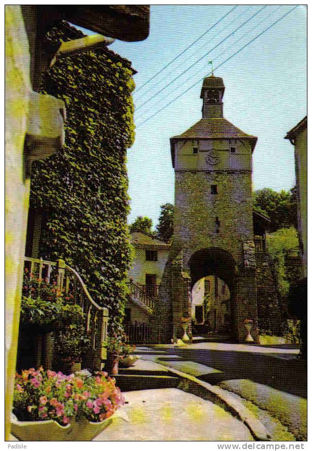 Carte Postale  63.  Chateldon  Et Son Beffroi Trés Beau Plan - Chateldon