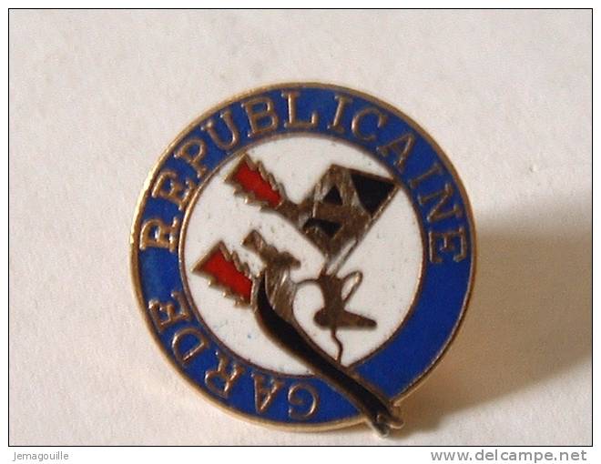 PIN´S - GENDARMERIE GARDE REPUBLICAINE "DORE" * - Police