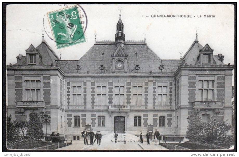 92  Grand MONTROUGE, Mairie, Animée, Ed Lacour, Voyagé 1910, Petit Pli Inf.G - Montrouge