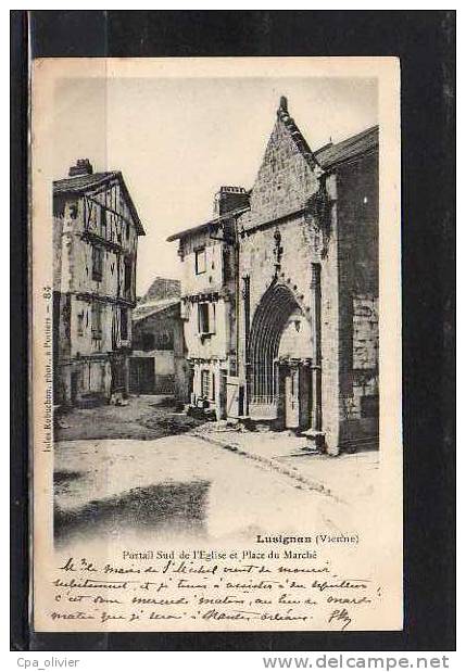 86 LUSIGNAN Place Du Marché, Eglise, Portail Sud, Ed Robuchon, 1904, Dos 1900 - Lusignan