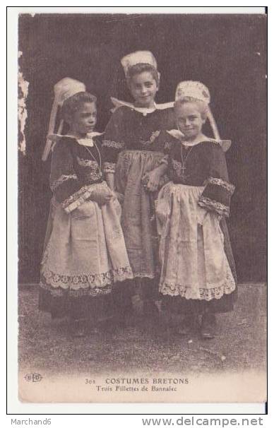 FINISTERE.BANNALEC.COSTUMES BRETONS TROIS FILLETTES (abimé Léger Face Et Taché Dos) - Bannalec