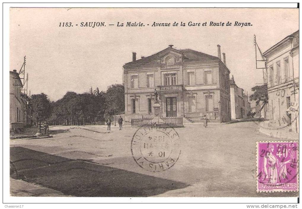 17 - SAUJON - La Mairie - Avenue De La Gare Et Route De Royan - Monument Aux Morts - Pompe à Eau à Gauche - Saujon