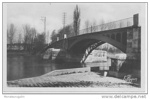 77 ) BRAY SUR SEINE, Le Pont Et Le Clocher De Mouy E Mignon Photo édit - Bray Sur Seine