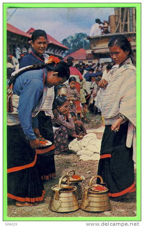 KATHMANDU VALLEY, NÉPAL - FEMME TYPIQUE AU MARCHÉ  - - Népal