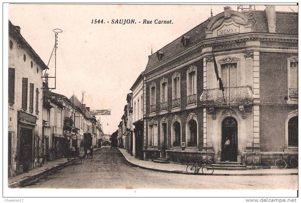 17 -   SAUJON  -  Rue Carnot  - Animée - Pub - Saujon