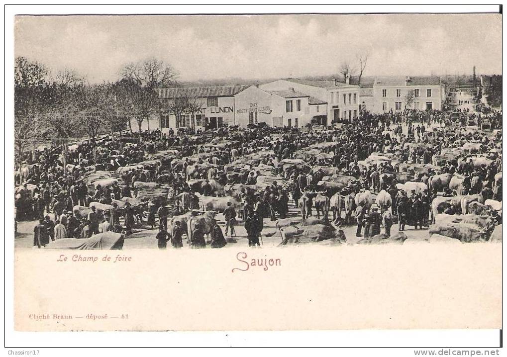 17 -   SAUJON  - Le Champ De Foire - Un Jour De Marché - Animée - Café Restaurant De L´Union - Saujon