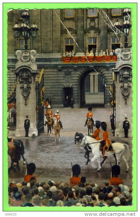 ROYAL FAMILIES - QUEEN ELIZABETH II TAKING THE SALUTE.COLOUR CEREMONY OUTSIDE BUCKINGHAM PALACE - - Familias Reales