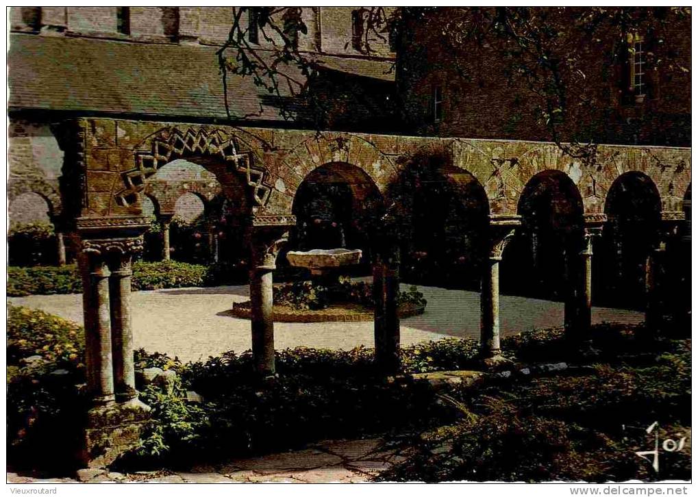 CPSM.  DAOULAS. LE CLOITRE DE L'ABBAYE DU 12 EME. ARCADES SCULPTEES CELEBRE VASQUE A TETES. DATEE 1964. DENTELLEE. - Daoulas