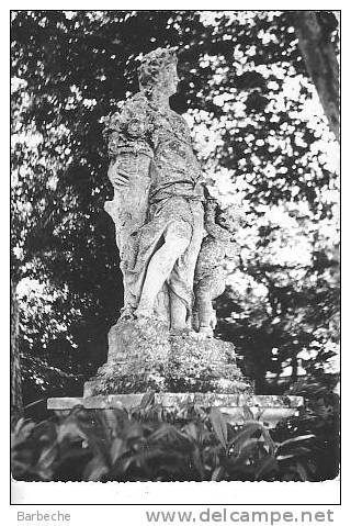 VEZENOBRES .- Château Du Comte De Calvière Statue Du Parc .30/07 - Autres & Non Classés